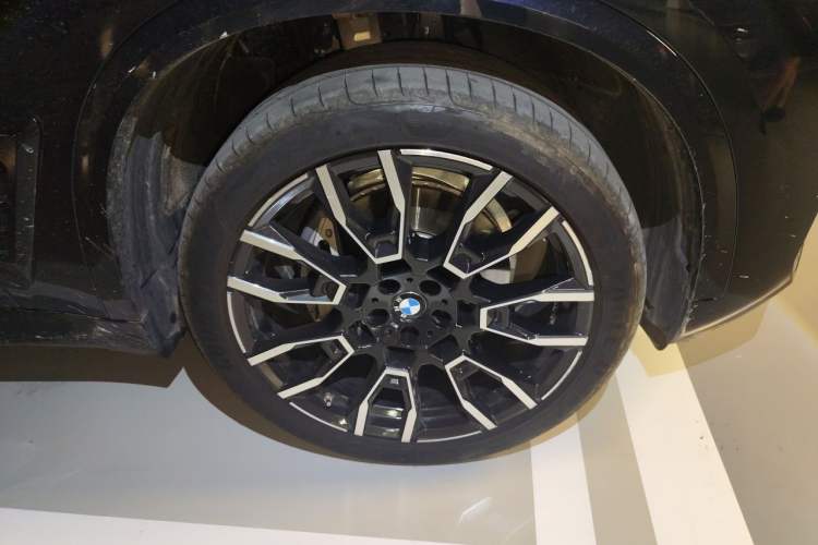 Used BMW X5 2025 Model, xDrive 40Li M Sport Night Package Right Front Wheel Hub