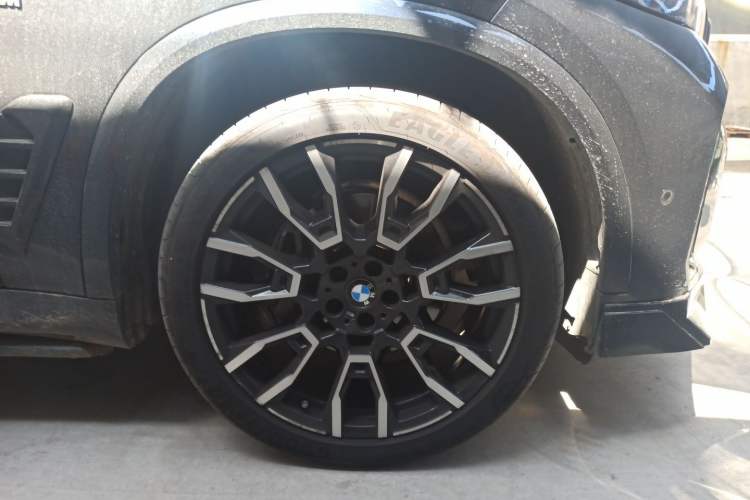 Used BMW X5 2025 Model, xDrive 40Li M Sport Night Package Right Front Wheel Hub