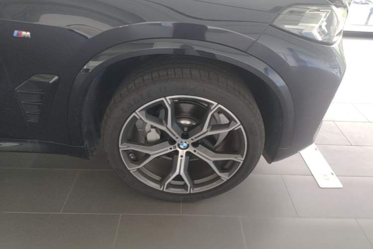 Used BMW X5 2025 Model, xDrive 30Li Prestige M Sport Night Package Right Front Wheel Hub