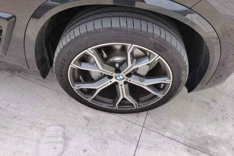 Used BMW X5 2025 Model, xDrive 30Li M Sport Night Package Right Front Wheel Hub