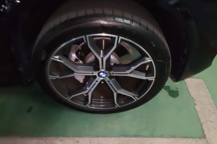 Used BMW X5 2025 Model, xDrive 30Li Prestige M Sport Night Package Right Front Wheel Hub