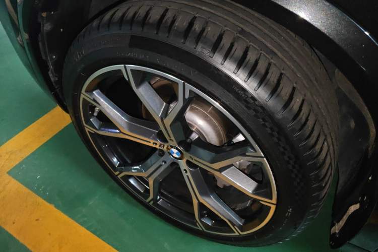 Used BMW X5 2025 Model, xDrive 30Li Prestige M Sport Night Package Right Front Wheel Hub