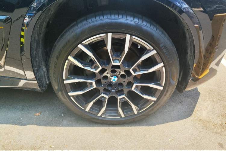 Used BMW X5 2025 Model, xDrive 40Li M Sport Night Package Right Front Wheel Hub