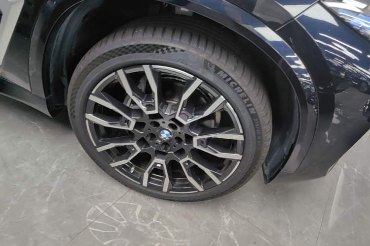 Used BMW X5 2025 Model, xDrive 40Li M Sport Night Package Right Front Wheel Hub