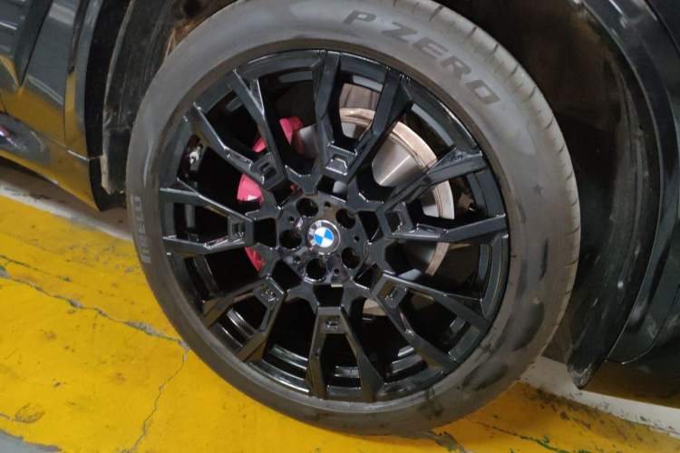 Used BMW X5 2025 Model, xDrive 40Li M Sport Night Package Right Front Wheel Hub