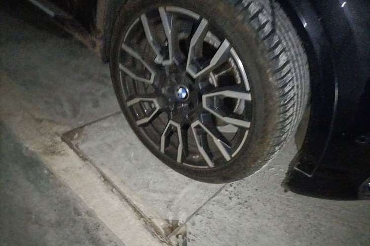 Used BMW X5 2025 Model, xDrive 40Li M Sport Night Package Right Front Wheel Hub