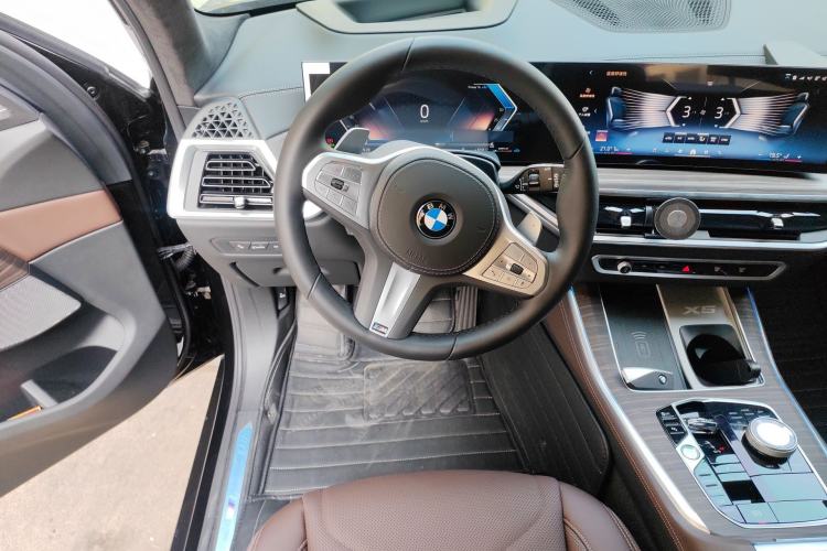Used BMW X5 2025 Model, xDrive 40Li M Sport Night Package Steering Wheel