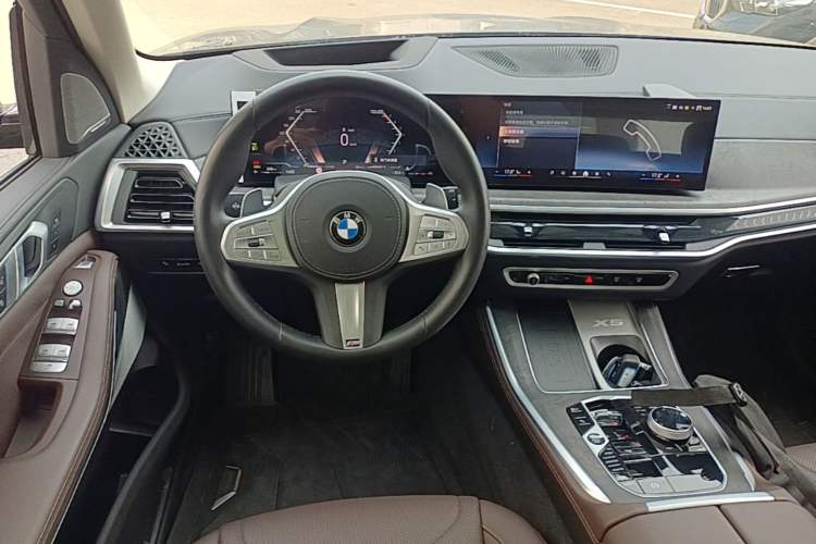Used BMW X5 2025 Model, xDrive 30Li Prestige M Sport Night Package Steering Wheel