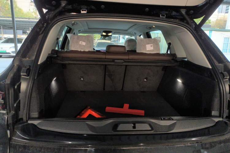Used BMW X5 2025 Model, xDrive 30Li Prestige M Sport Night Package Trunk