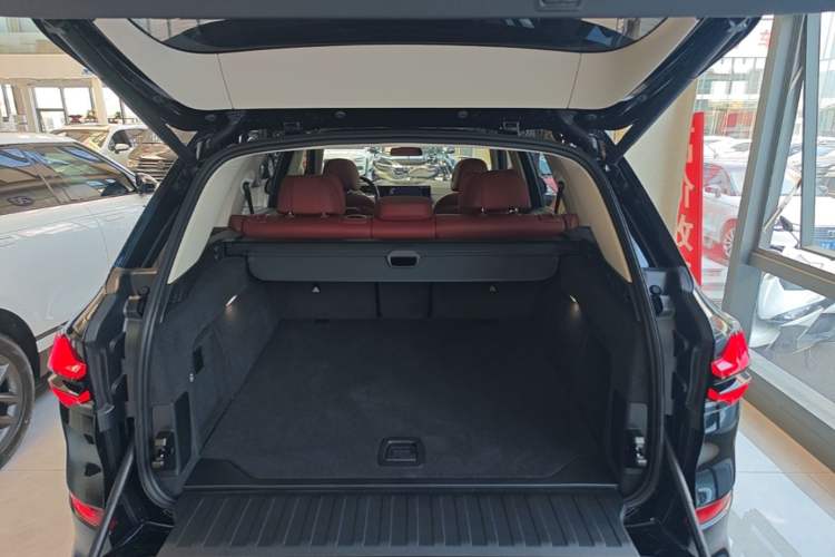 Used BMW X5 2025 Model, xDrive 30Li Prestige M Sport Night Package Trunk