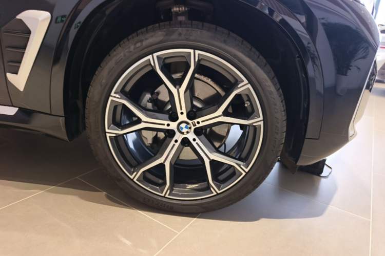 Used BMW X5 2025 Model, xDrive 30Li Prestige M Sport Night Package Exterior 4