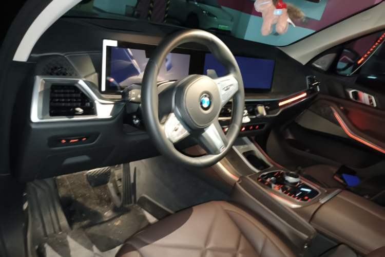 Used BMW X5 2025 Model, xDrive 30Li Prestige M Sport Night Package Steering Wheel