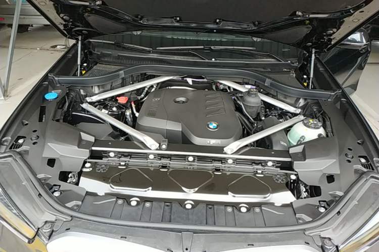Used BMW X5 2026 Model, Facelifted xDrive 30Li Premium M Sport Night Package Engine Bay