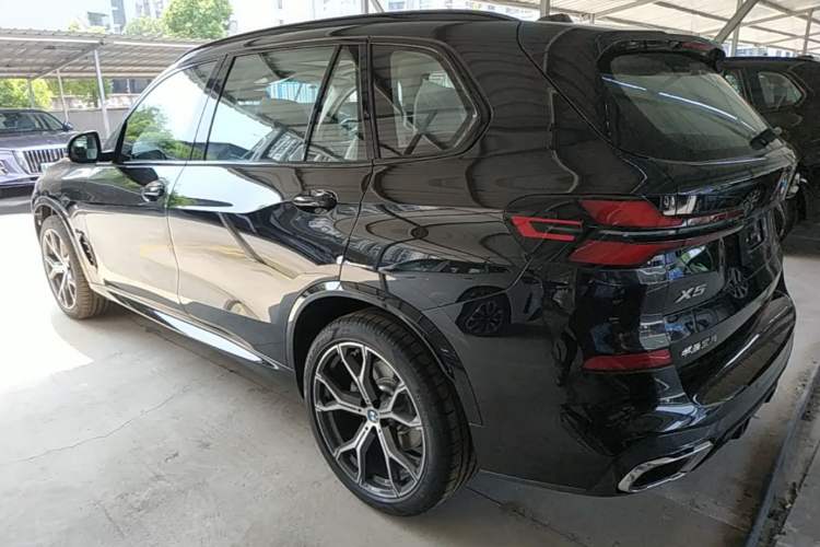 Used BMW X5 2026 Model, Facelifted xDrive 30Li Premium M Sport Night Package Exterior 2
