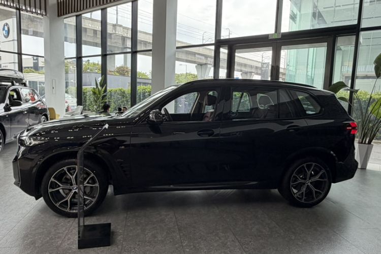 Used BMW X5 2026 Model, Facelifted xDrive 30Li Premium M Sport Night Package Exterior 2