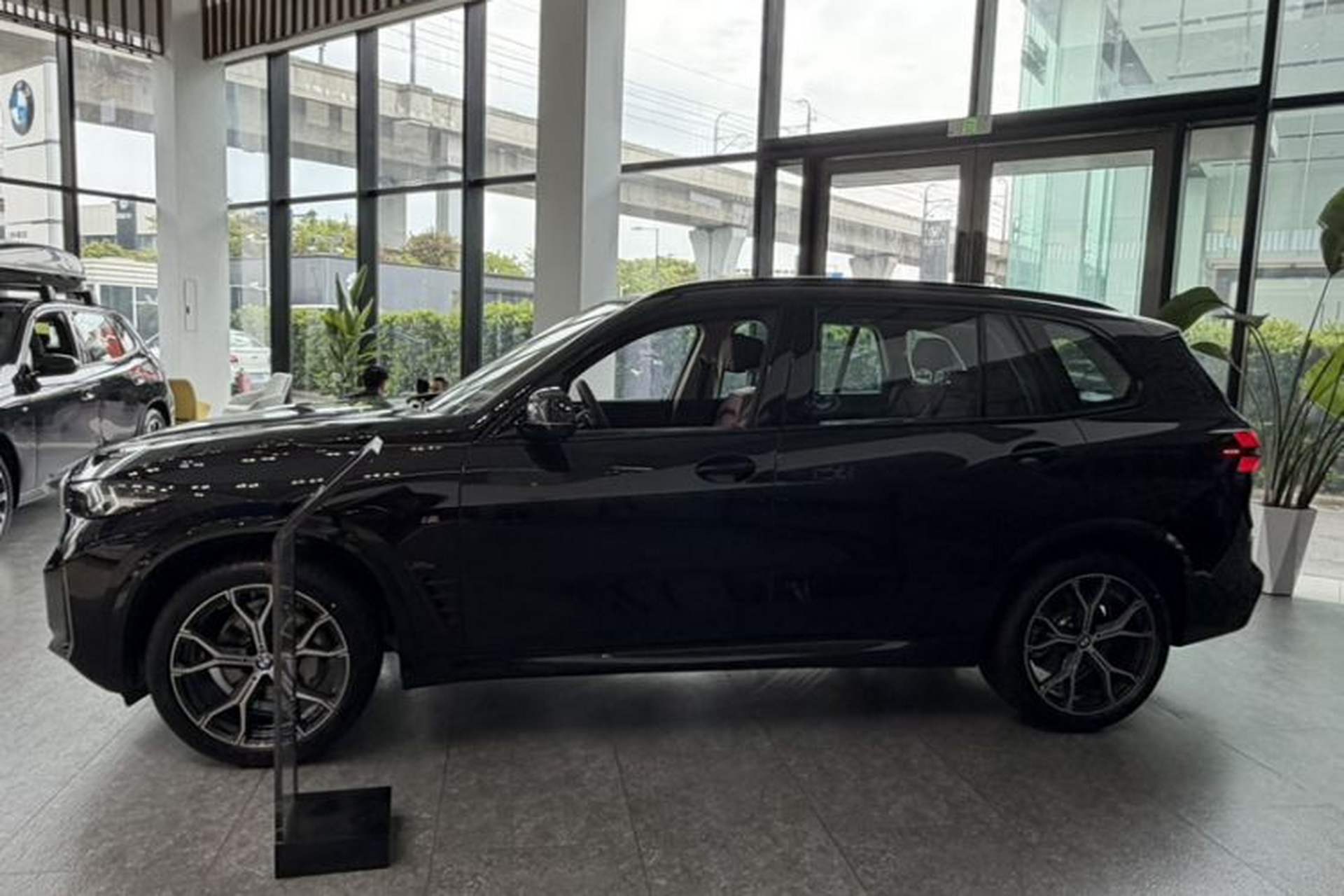 Used BMW X5 2026 Model, Facelifted xDrive 30Li Premium M Sport Night Package Exterior 2