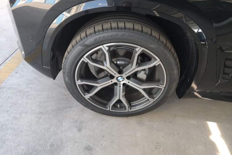 Used BMW X5 2026 Model, Facelifted xDrive 30Li Premium M Sport Night Package Exterior 4