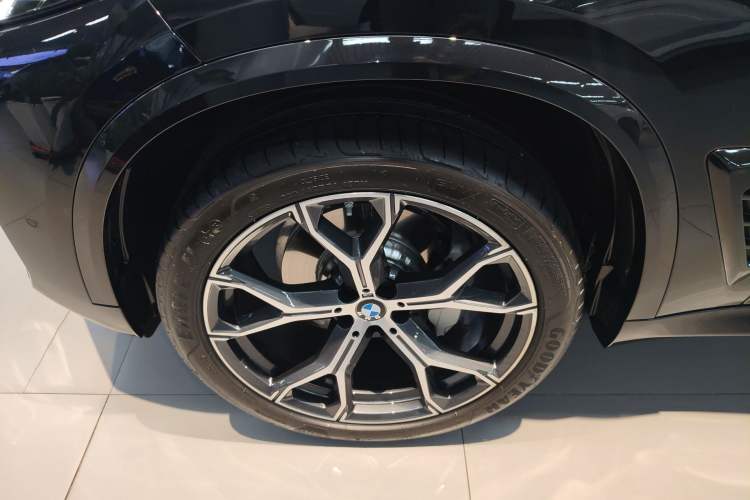 Used BMW X5 2026 Model, xDrive 30Li Prestige M Sport Night Package Exterior 4
