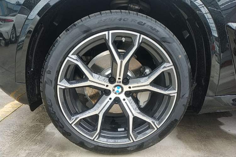 Used BMW X5 2026 Model, Facelifted xDrive 30Li Premium M Sport Night Package Exterior 4