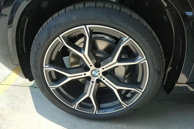 Used BMW X5 2026 Model, Facelifted xDrive 30Li Premium M Sport Night Package Exterior 4