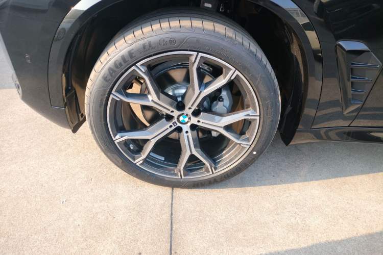 Used BMW X5 2026 Model, Facelifted xDrive 30Li Premium M Sport Night Package Exterior 4