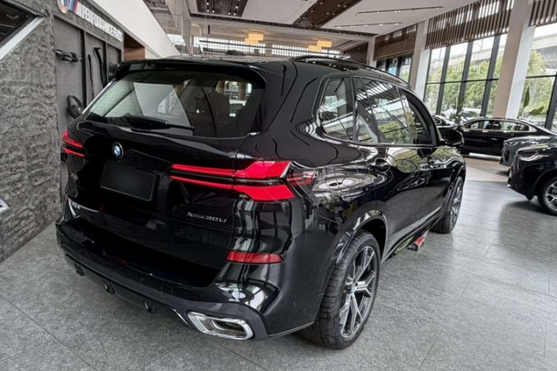 Used BMW X5 2026 Model, Facelifted xDrive 30Li Premium M Sport Night Package Exterior 4