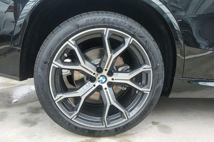 Used BMW X5 2026 Model, Facelifted xDrive 30Li Premium M Sport Night Package Exterior 5