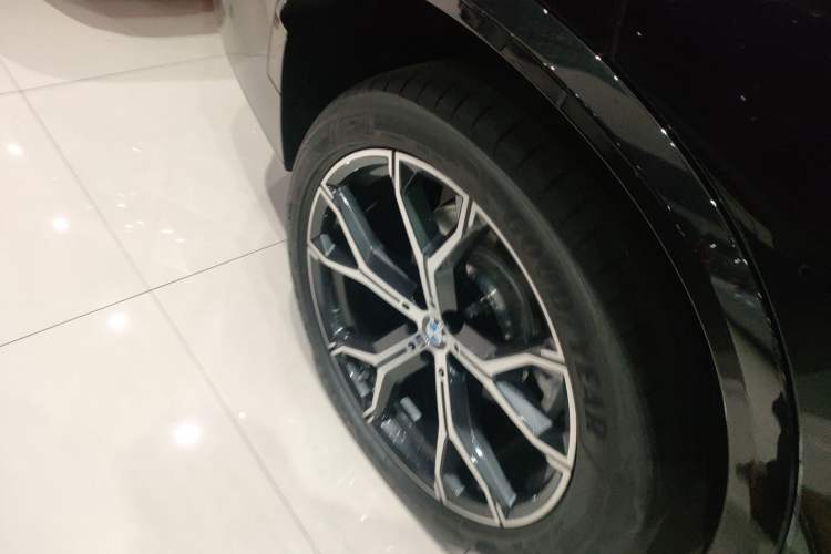 Used BMW X5 2025 Model, xDrive 30Li Prestige M Sport Night Package Exterior 8