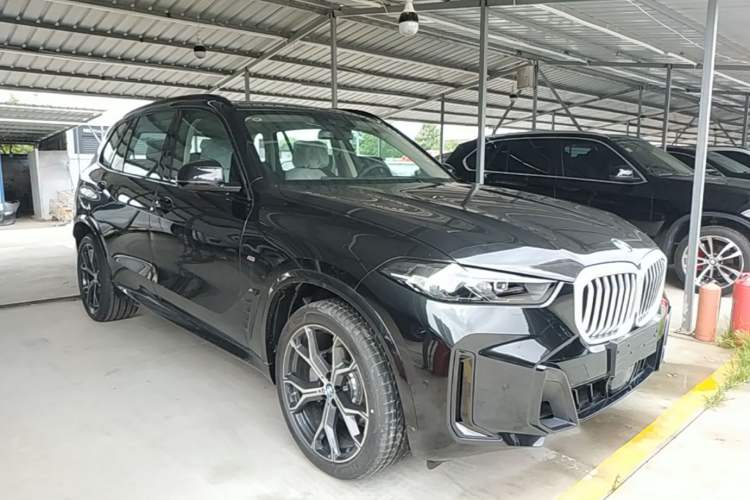 Used BMW X5 2026 Model, Facelifted xDrive 30Li Premium M Sport Night Package Front Right 45 Deg
