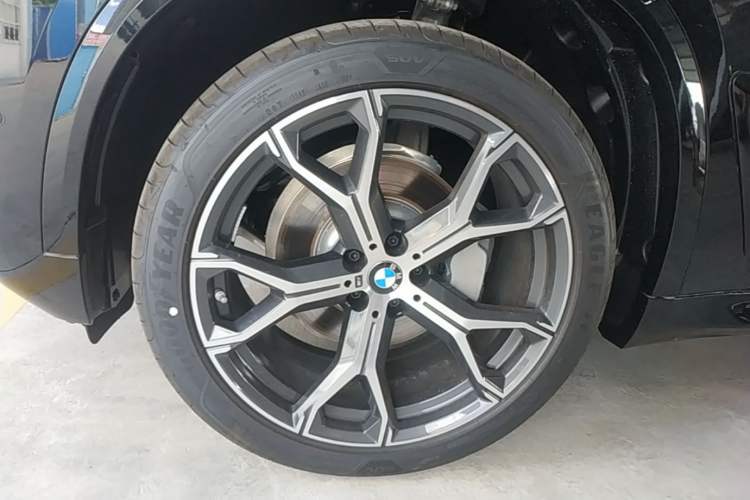 Used BMW X5 2026 Model, Facelifted xDrive 30Li Premium M Sport Night Package Left Front Wheel Hub