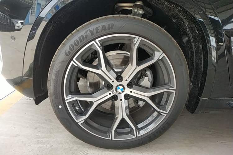 Used BMW X5 2026 Model, Facelifted xDrive 30Li Premium M Sport Night Package Left Front Wheel Hub
