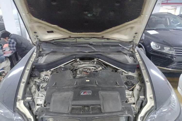 Used BMW X5 M 2010 X5 M Engine Bay