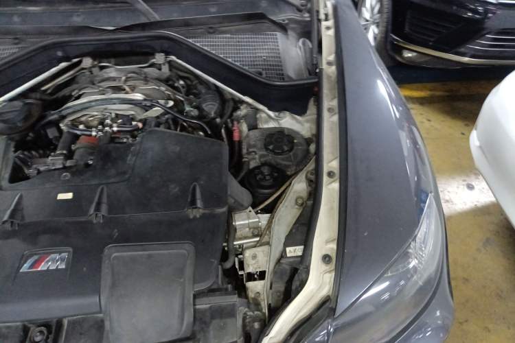 Used BMW X5 M 2010 X5 M Engine Bay Left