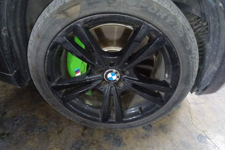 Used BMW X5 M 2010 X5 M Right Front Wheel Hub