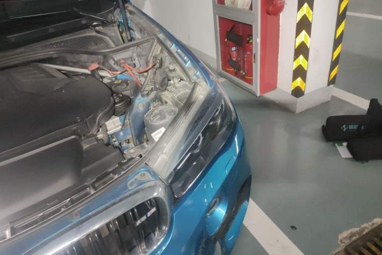 Used BMW X5 M 2015 X5 M Engine Bay Left
