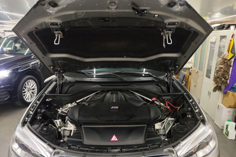 Used BMW X5 M 2015 X5 M Engine Bay