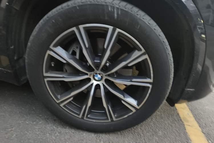 Used BMW X5 New Energy 2020 xDrive45e M Sport Package Right Front Wheel Hub