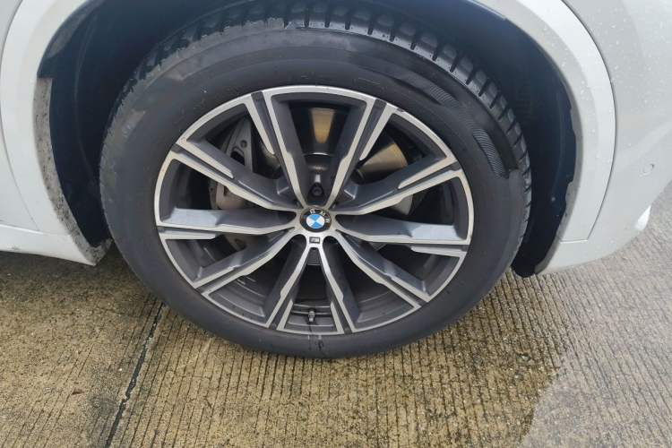 Used BMW X5 New Energy 2020 xDrive45e M Sport Package Right Front Wheel Hub