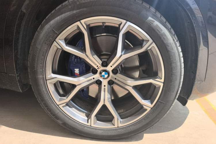 Used BMW X5 New Energy 2021 xDrive45e M Sport Package Right Front Wheel Hub