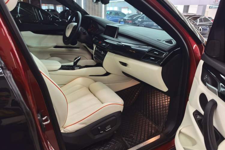 Used BMW X6  Interior 4