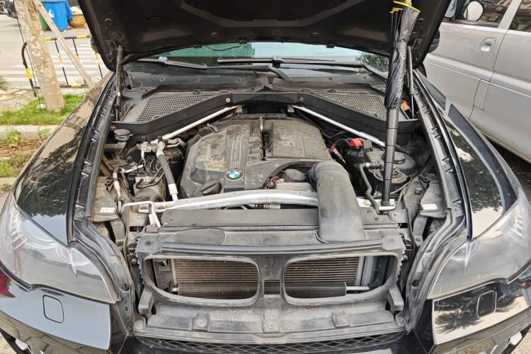 Used BMW X6  Engine Bay