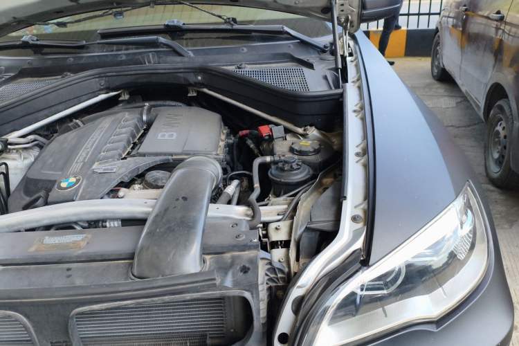 Used BMW X6 2011 xDrive35i Engine Bay Left