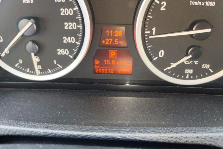 Used BMW X6 2011 xDrive35i Odometer Close Up