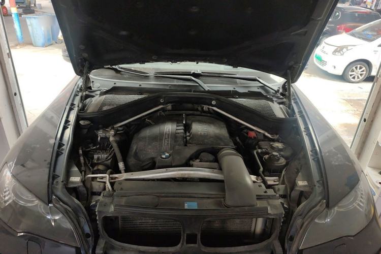 Used BMW X6  Engine Bay