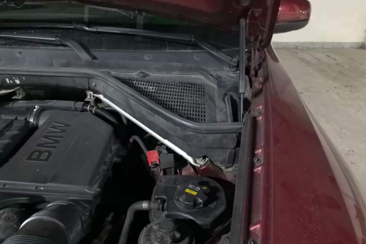 Used BMW X6 2011 xDrive35i Engine Bay Left