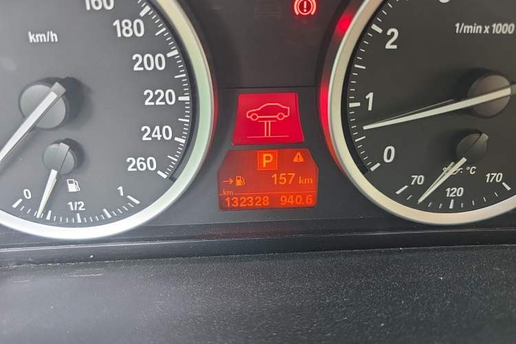 Used BMW X6 2011 xDrive35i Odometer Close Up