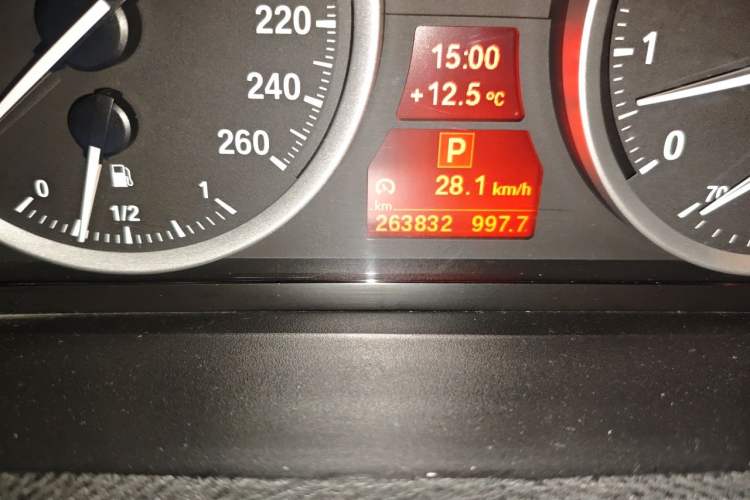 Used BMW X6 2011 xDrive35i Odometer Close Up