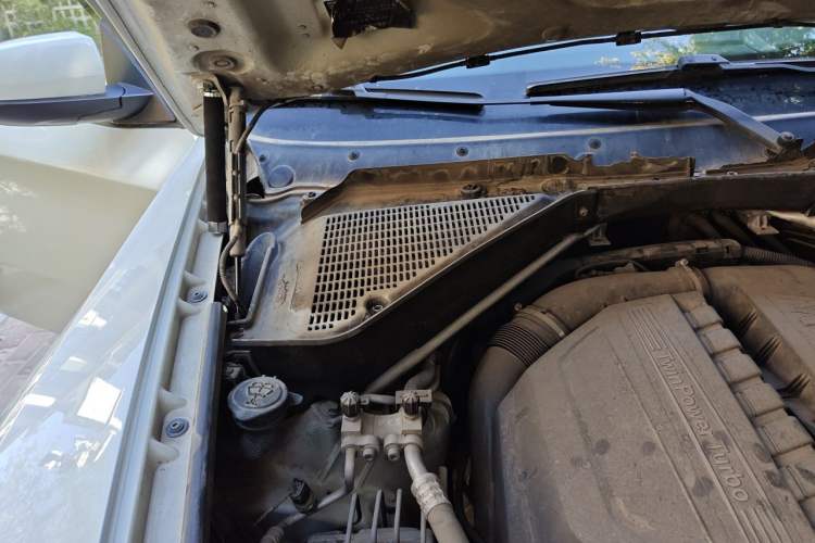 Used BMW X6 2011 xDrive35i Engine Bay Right