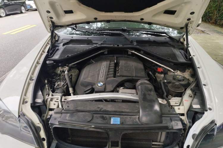 Used BMW X6  Engine Bay