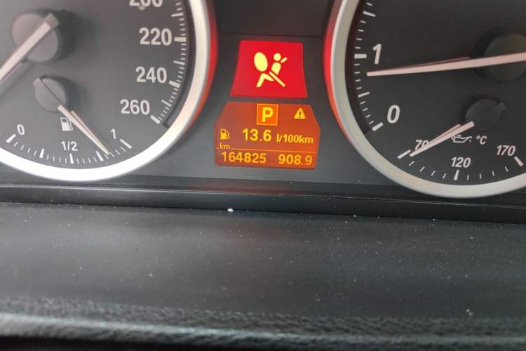 Used BMW X6 2011 xDrive35i Odometer Close Up